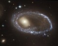 /album/fotogalerie-snimky-z-hubbleova-teleskopu/galaxie-diamantovy-prsten-jpg/